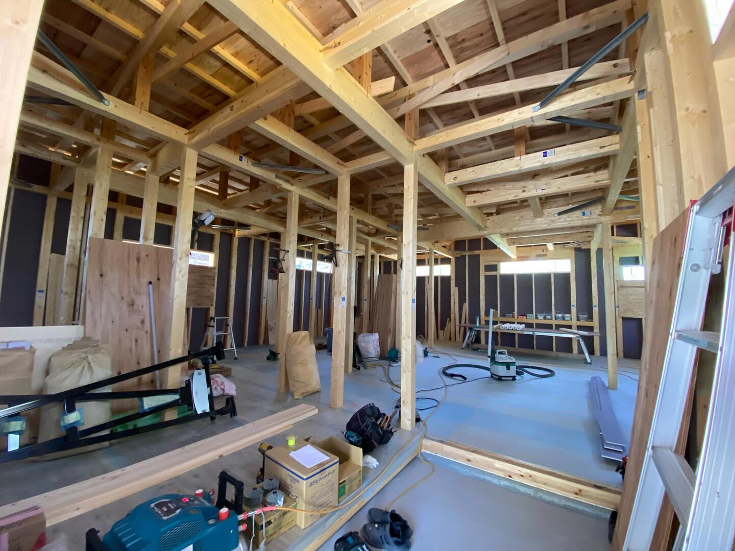 今回は、現在施工中の平屋住宅の現場をご紹介いたします🏡✨