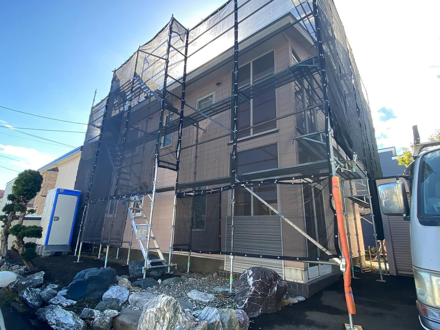 こんにちは！🌟只今札幌市南区で外壁張替等、リフォーム工事中で