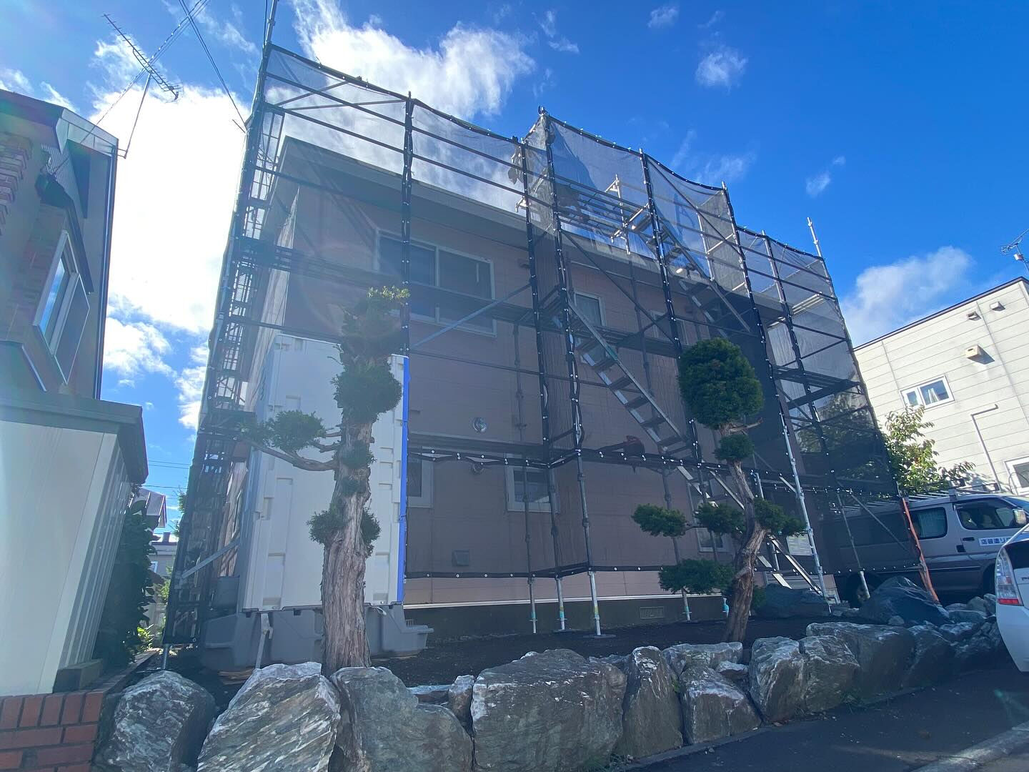 こんにちは！🌟只今札幌市南区で外壁張替等、リフォーム工事中で